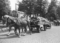 501304 Afbeelding van de terugtocht van Duitse krijgsgevangenen op een paardenwagen op de Utrechtseweg bij Klein ...